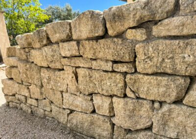 Construction d'un muret en pierres sèches en Provence